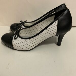 comfort plus by Predictions Women's Black and White Flats